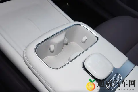 有了长安启源A06这超大空间，全家出行再也不用纠结东西带不带！-1