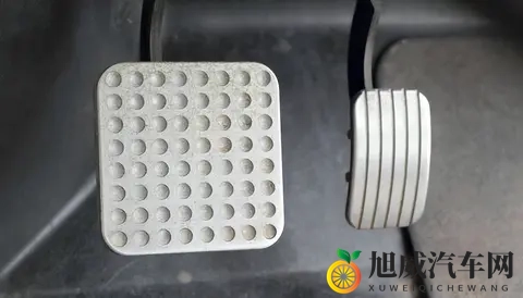 为什么豪车的油门踩起来像高级沙发，而你家车的像踩弹簧？-2