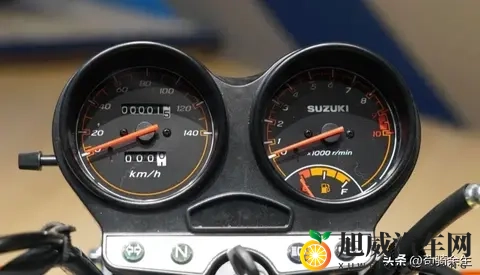 500公里续航+复古造型！铃木酷飚150实测感受，槽点也很明显！-1