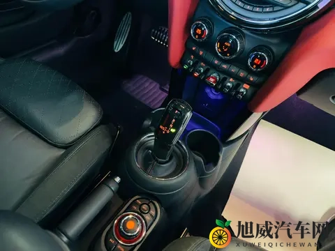 半夜摸妺妺的奶摸到高影院：车载影院体验革新，未来出行新趋势-3