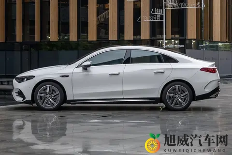 艳星stodden与黑人：明星惊艳亮相，汽车品牌宣传新花样-2