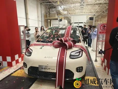 京东首款“国民好车”下线，53秒产一辆。首辆车半月前7800万拍出-1