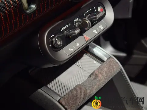 静态体验全新MINI COUNTRYMAN:更大更硬朗,更有创意的内饰-3