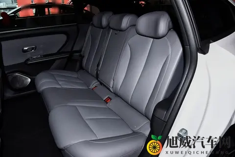 三厢轿车终于卷到老百姓买得起，这车家用真香！-1