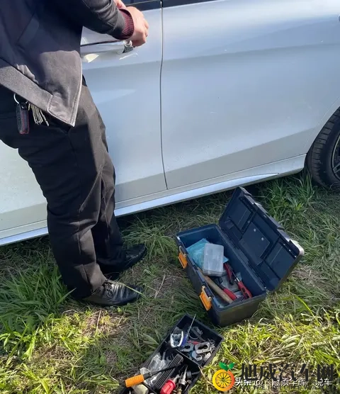 车门被锁，人困火中，系统成枷锁-1