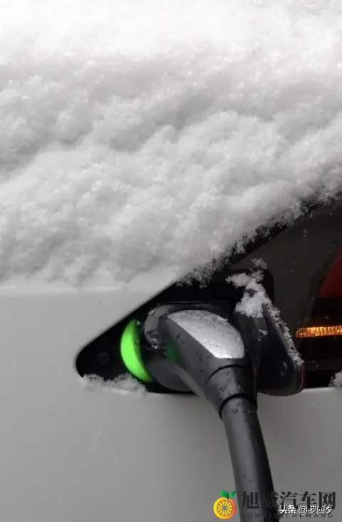 电动车惊现“断崖式掉电”！过两个红绿灯电量暴跌20%，谁的锅？-2