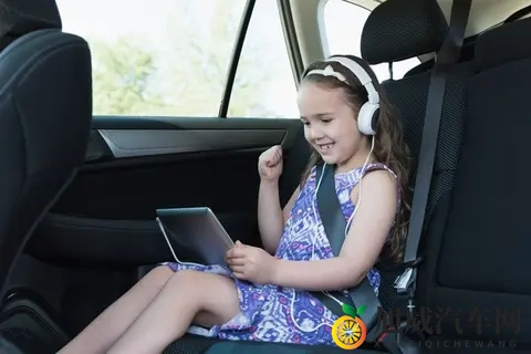 注意！后排乘客不系安全带，同样是违法！-1