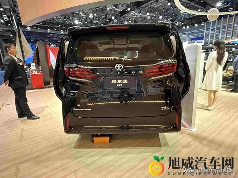 丰田埃尔法卖140万，轮椅能自己上下车，这车真要改行了-1