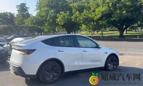 马斯克剧透特斯拉四款AI芯片！无人出租拿掉方向盘明年量产-3