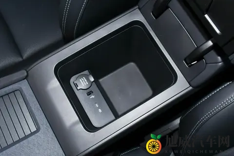 1038 万起，年轻人的燃油车新宠儿，第三代领克 03 有多香？-1