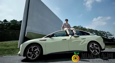 定位中大型车，红旗EH7官图发布并提供两种动力-2