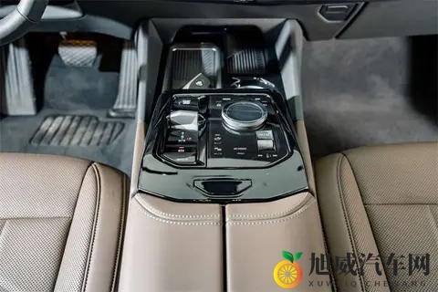 亚裔女被黑人玩到翻眼:汽车文化碰撞:多元世界里的独特趣事-3