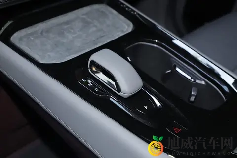 重塑豪华MPV:极氪009七座过道版,能否成为多口之家的理想座驾?-3