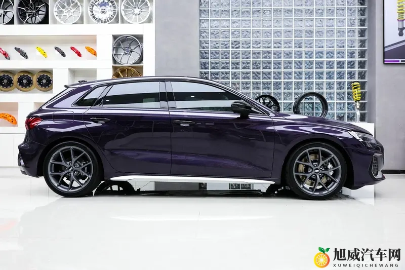 男生女生打扑克视频软件:汽车迷新宠:扑克游戏视频软件,社交新天地-1