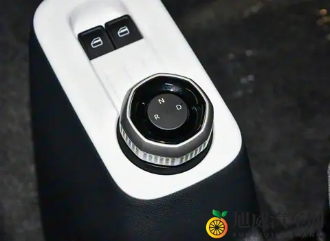 续航突破210km，8英寸大屏，全新睿蓝新车女生完全抵抗不了-3