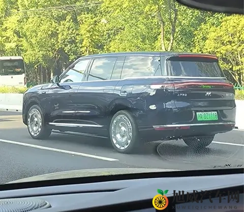 尺寸超理想L9,11月4日开启预售,智己LS9实车现身街头-2