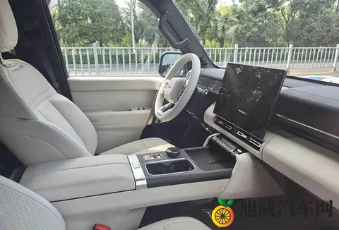 国产增程版“卫士”实车亮相!硬朗越野外观,车长超5米,配四驱-2