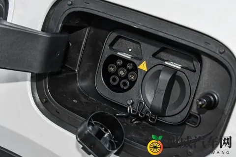 华为乾崑ADS SE加持，轴距2900mm，试驾深蓝S07 2026款，值得选吗？-3