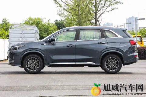 这台 SUV 在 “搞事情”！12 万配齐长续航 + 四驱，同级慌了-1