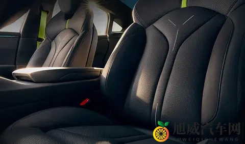 帅气不输小米SU7，小鹏P7新车登场，全系标配前Brembo四活塞卡钳-2