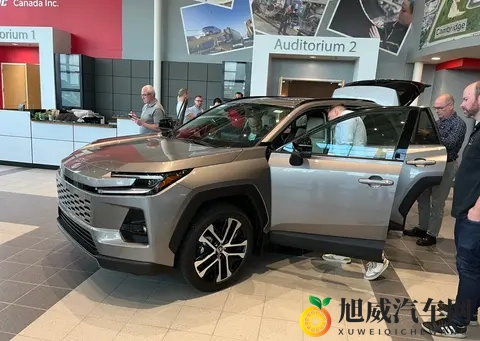 新一代RAV4实车亮相！机甲外观酷似霸道，三种动力可选，还配四驱-2