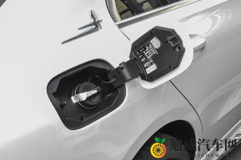 选装配置视角下 2025 款奔驰 C 级各版本如何选-3