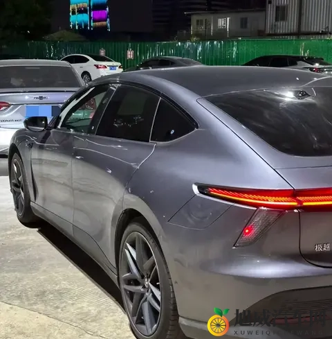 “开10万公里就回本了”？突然火了！年轻人捡漏倒闭车企“烂尾车”，有人半价买哪吒，有人12万元抄底高合-1