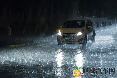 暴雨天开车，雨水拍车头会吸进气缸吗？真相很安心-2