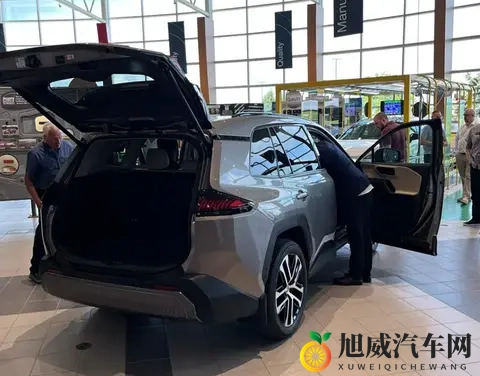 新一代RAV4实车亮相！机甲外观酷似霸道，三种动力可选，还配四驱-1