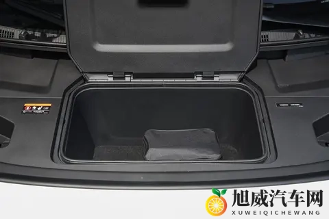 极氪009家用MPV实测:空间大+坐着舒服,适合三代同堂家庭!-1