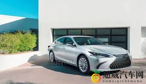 他掀开裙子把舌头伸进去添视：男子不雅举动，裙下舌舔引人注目-2