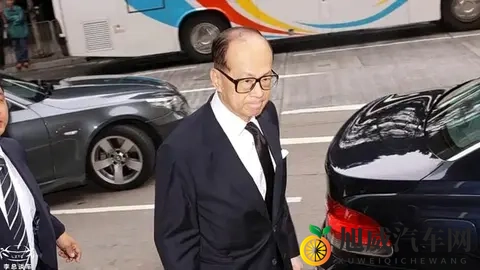 20年千万防弹车易主！李嘉诚宝马内饰极简，网友顿悟了？-3