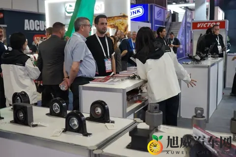 黑人 巨大 迪克 娇小：黑人身材高大，娇小身材惹人爱-1