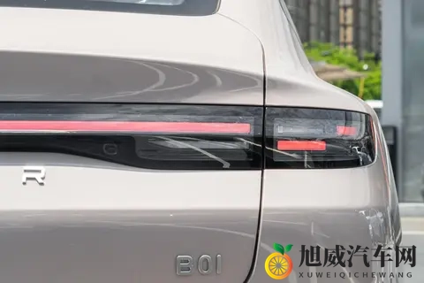 1198万竟配激光雷达？零跑B01实测，这款纯电家轿是否值得入手？-1