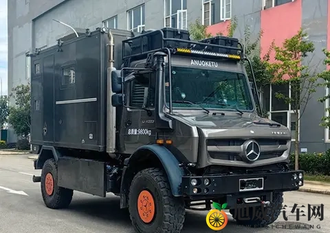 奔驰旅居车：铁皮屋里的移动生活实验-1