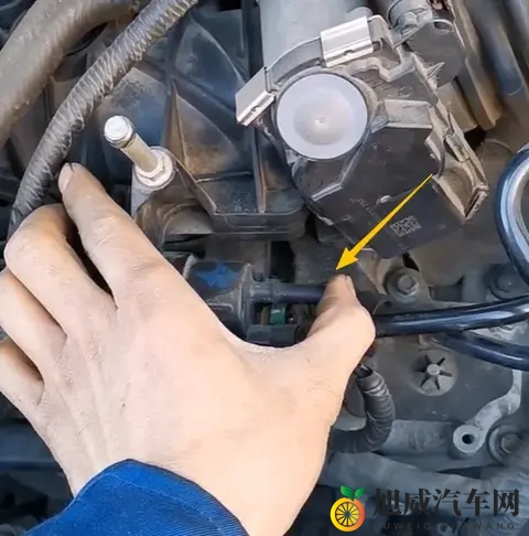 别克GL8混合气过稀，别走弯路，一拔一堵直接破案！-3