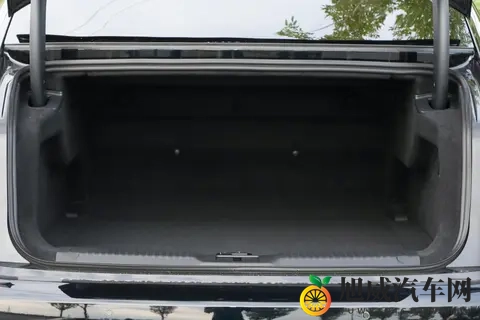 直降 9 万后怎么选?2025 款红旗 H9 全配置拆解 + 实用选车指南-1