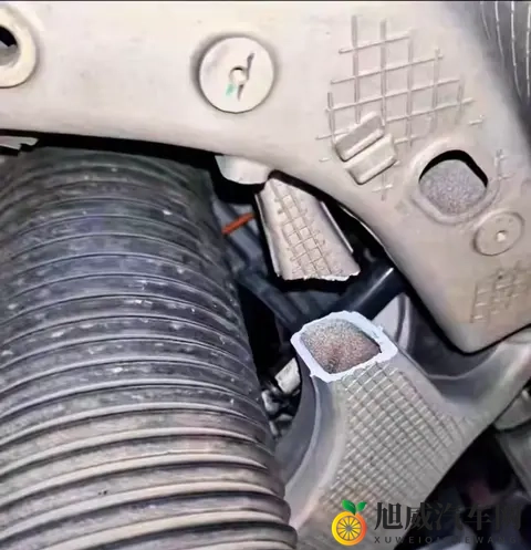 一撞就断！为何新能源车用粗壮的铝合金悬挂，却经常断轴崴脚？-2