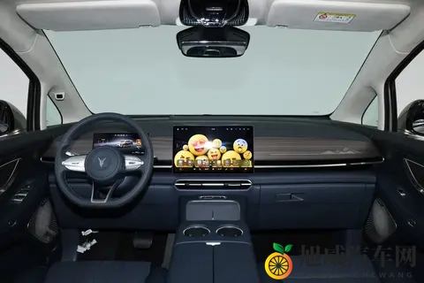 岚图放出王炸！四座MPV配50寸大屏+华为智驾，瞄准极氪009-2