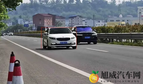 为啥闯红灯都从后面抓拍，超速却从前面抓拍-3