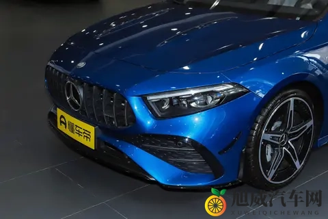 2025 款奔驰 A 级 AMG 两款车型对比：动力同源，配置差异影响选择？-1