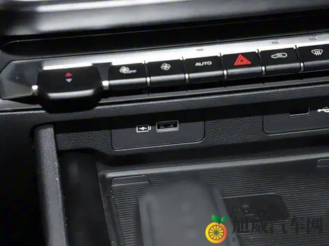 全新吉利豪越L实车亮相 新增15T发动机版本 起售价有望下探-1