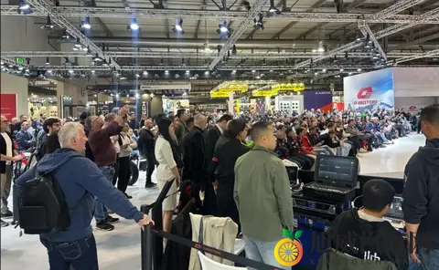 EICMA现场，张雪机车门可罗雀，国际春亮相V4SR-RR-3