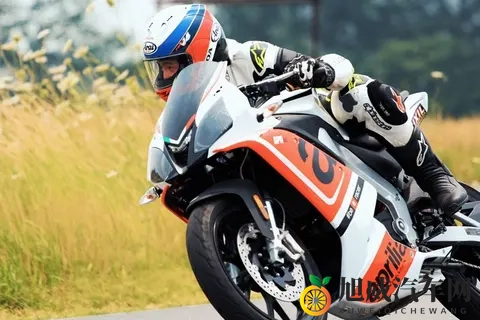 交规要摩托车靠右行驶，靠右就行了吗？-1