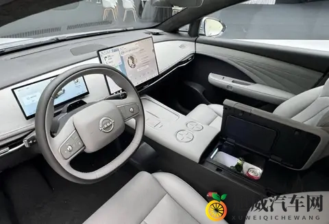 高颜值日系车，天演架构打造，搭载15L插混系统，纯电续航150km-3