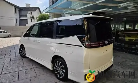 丰田杀疯了！埃尔法入门版跌破24万，3米轴距+8座太香了-1