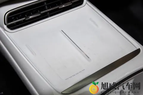 深蓝 L06 560Ultra + 激光版：科技与舒适兼具的中型纯电轿车-1