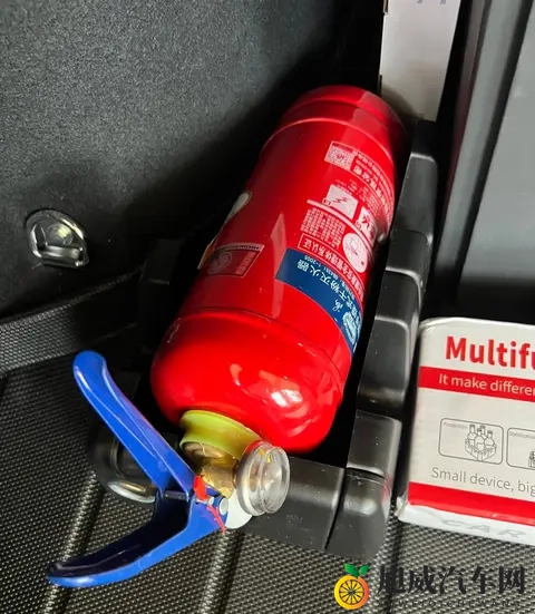 私家车需不需要放灭火器？从必须配备到不再强制标配，经历了什么-1