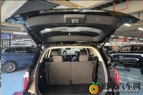 红旗HS7六座火了 有人夸它家用神车 有人骂智能太拉胯 到底谁在说谎-2