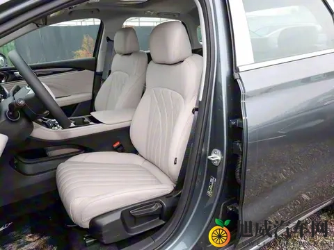 吉利“上硬菜”，688万三厢轿车，亏电油耗28L，买家用车看它-3